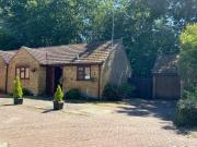 2 bedroom bungalow for sale in Thorne Close Crowthorne...