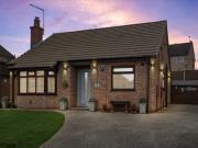 2 bedroom detached bungalow for sale in Fanshaw Way,...