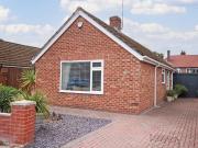 2 bedroom detached bungalow for sale in Windmill Avenue,...