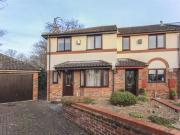 2 bedroom detached house for rent in Fairlawns,...