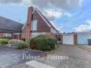 2 bedroom detached house for sale in Sandringham Close,...
