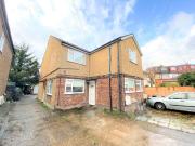 2 bedroom flat for rent in Abbey Road, Ilford, IG2