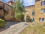 2 bedroom flat for rent in Anglian Close, Watford, WD24