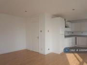 2 bedroom flat for rent in Bath Road, Reading, RG30