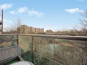 2 bedroom flat for rent in Commercial Road, London, E14