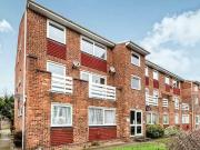2 bedroom flat for rent in Mayplace Road West...