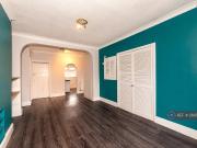 2 bedroom flat for rent in Queens Park Road, Romford, RM3