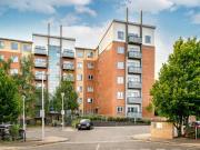 2 bedroom flat for sale in Buckingham Avenue, Slough, SL1