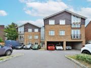 2 bedroom flat for sale in Cairn Park, Watford, WD18