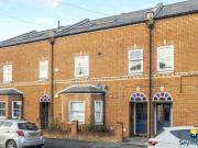 2 bedroom flat for sale in Queens Road, Guildford,...