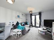2 bedroom flat for sale in Raven Close, Watford, WD18