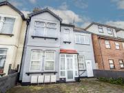 2 bedroom flat for sale in South Avenue, Southend on...