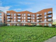 2 bedroom flat for sale in Walnut Tree Close, Guildford,...