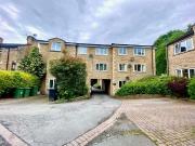 2 bedroom flat for sale in Wood Lane, Huddersfield, HD4