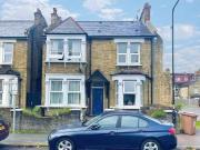 2 bedroom Flat to rent, Carisbrooke Road, Walthamstow,...