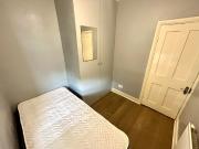 2 Bedroom Flat W/Living Room & Garden