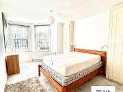 2 bedroom garden flat 5 mins from Clapham North