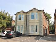2 bedroom ground floor flat for sale in Merton Road,...