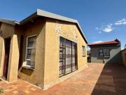 2 Bedroom House For Sale in Protea South