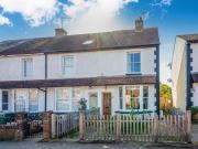 2 Bedroom House Reigate Surrey 90311433