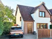 2 Bedroom House Surrey Surrey 98119454