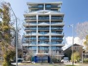 2 Bedroom Luxury in Lakeside Location