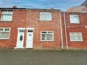 2 bedroom Mid Terrace House to rent, Pavilion Terrace,...