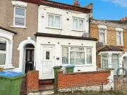 2 bedroom Mid Terrace House to rent, Tewson Road,...