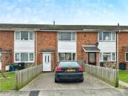 2 bedroom Mid Terrace House to rent, Yew Tree Close,...