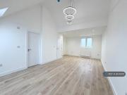 2 bedroom penthouse for rent in Elm Parade Flats Elm...