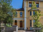 2 bedroom penthouse for rent in Newport Road, Cardiff, CF24