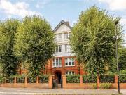 2 bedroom property in Esmond Gardens, South Parade,...