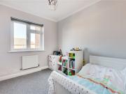 2 bedroom property in Kenmore Close, Richmond, Surrey,...