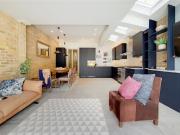 2 bedroom property in Norroy Road, London, SW15 £3,500...