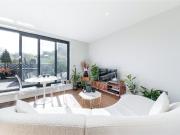 2 bedroom property in Southgate Road, London, N1 £2,933...