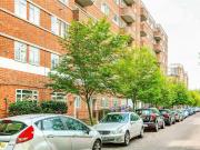 2 bedroom property in West Kensington Court, Edith...