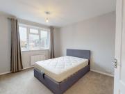 2 Bedroom Property W4 12min to Chiswick Park tub
