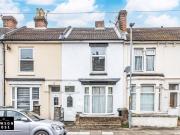 2 bedroom terraced house for sale in Aylesbury Road,...