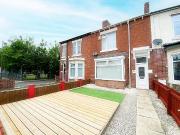 2 bedroom terraced house for sale in Ellesmere Avenue,...