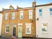 2 bedroom terraced house for sale in Oakleigh Avenue,...