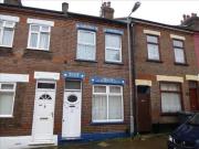 2 bedroom terraced house for sale in Warwick Road West,...