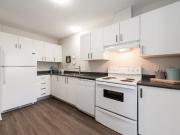 2 BEDROOM TOWNHOME Private yard!