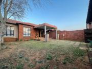 2 Bedroom Townhouse in Mooikloof Ridge