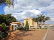2 Bedroom Townhouse in Noordheuwel