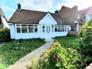 2 Bedrooms Bungalow for rent in The Twitten, Southwick,...