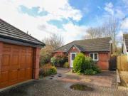 2 Bedrooms Bungalow for sale in Halletts Way,...