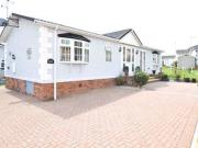 2 Bedrooms Bungalow for sale in Howards Way, Hayes...