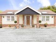 2 Bedrooms Bungalow for sale in Kirkham Road, Horndon On...