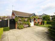 2 Bedrooms Bungalow for sale in Southgate Close,...
