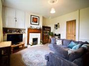 2 Bedrooms Cottage for rent in Hallas Road, Kirkburton,...